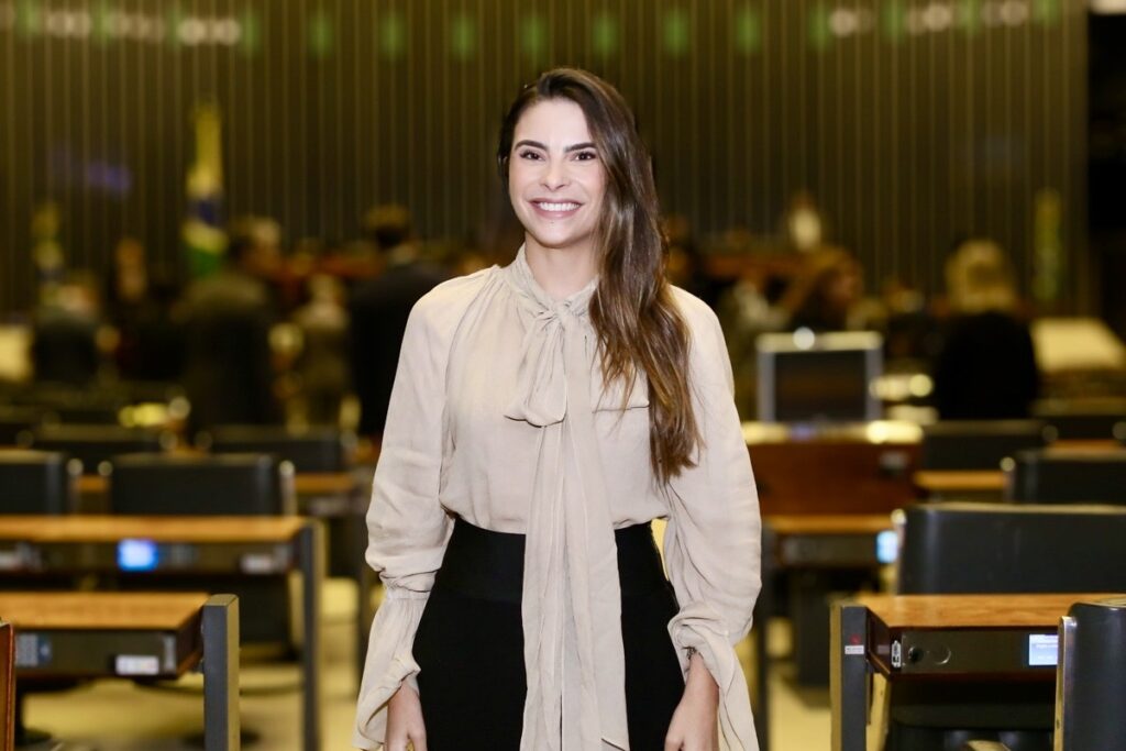Deputada Yandra Moura comemora sanção de lei que amplia direito de acompanhante para mulheres em serviços de saúde